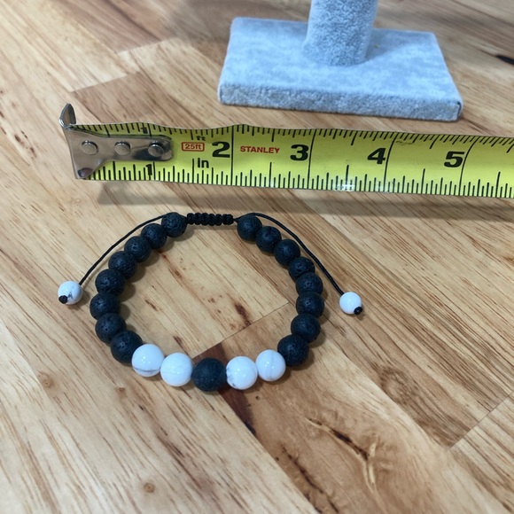 Lava rock diffuser bracelet with white howlite stone beads-adjustable - Picture 5 of 5